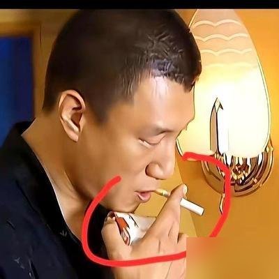 孙红雷在片场直接炸了，拿起道具烟盒一捏，空的，当场摔桌上。
他说这烟盒拿手里轻飘飘的，手指头没着落，戏就假了。一个烟盒才几毛钱，塞点废纸进去能费多大事？但剧组就是懒得弄。现在多少剧里，演员端着空茶杯演喝茶，拎着空行李箱演赶路，连桌上的菜都是塑料的。
孙红雷较这个真，是因为他信“手上有分量，脸上才