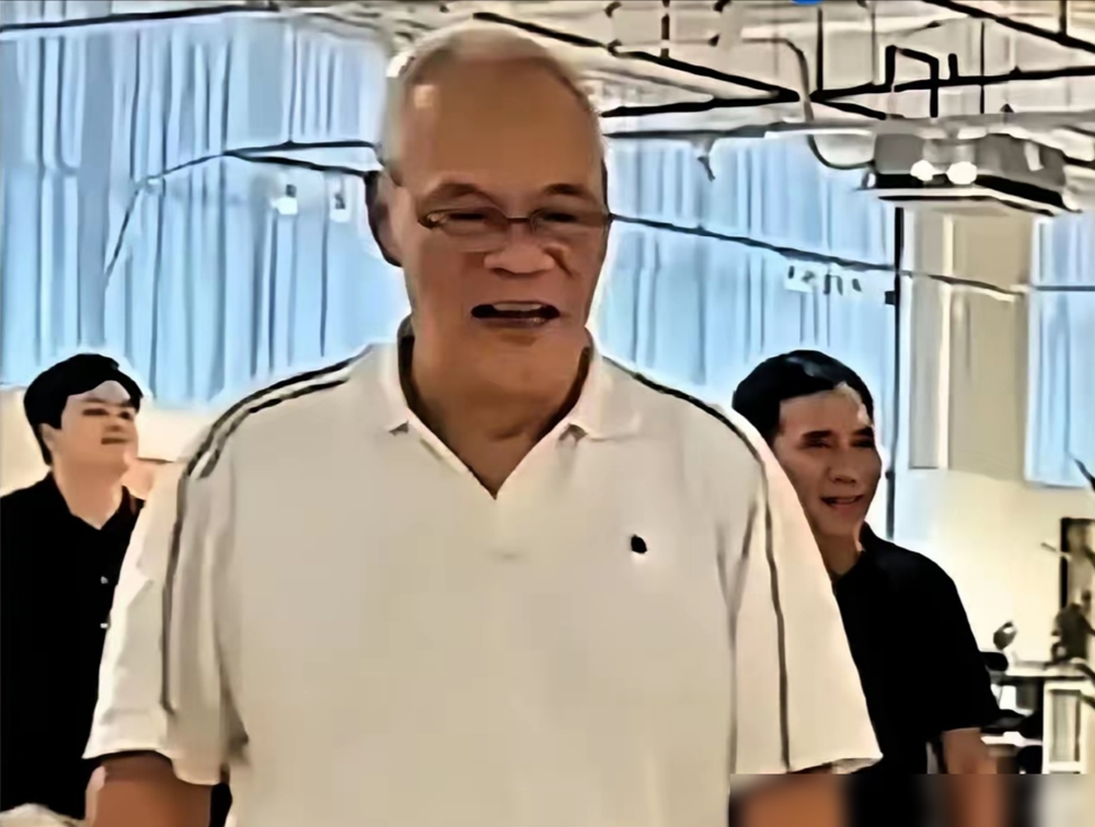 1米93的交警老爹扬起手，13岁的朱芳雨死死咬着牙。老爹长叹一口气放下手说，你长大了，以后自己扛事。这是朱芳雨这辈子最后一次挨打。
你肯定想不到，这个翻墙通宵打街机的叛逆小子，两年后手里死死攥着老爹塞来的5000块钱，坐着借来的车一路颠簸去东莞试训。那可是普通人家大半年的命脉。2026年8月26日