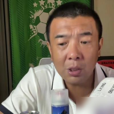 徐亮直播时为王钰栋可惜，直言王钰栋早就该出去踢球，而不是又浪费两年青春在中超。
话不好听，但掐着表算，王钰栋今年22岁，同龄的韩国球员已经在德甲、比甲踢上轮换，他还在国内数助攻。
徐亮还提了一嘴训练后的事。说现在不少年轻球员练完就散了，没人加练，没人研究录像，更没人把出国当成倒计时在逼自己。王钰