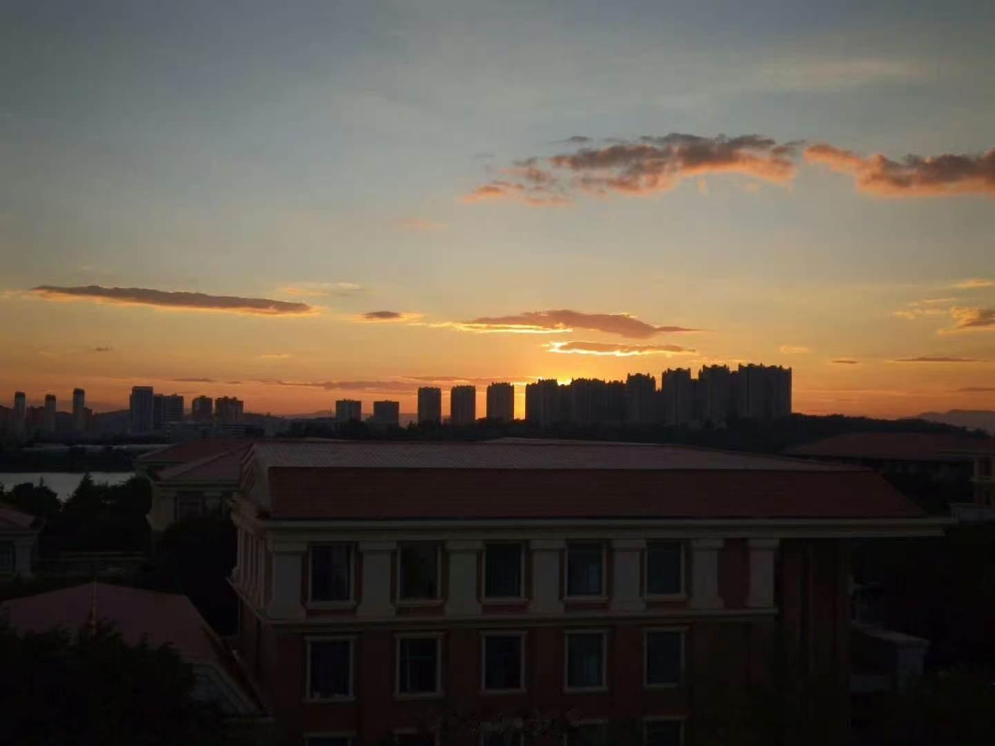 #有个好梦# 暮色温柔，红瓦建筑在余晖中静默，校园归于宁静。卸下疲惫，愿这抹暖橘色伴你入梦。晚安～
（图源 ） ​