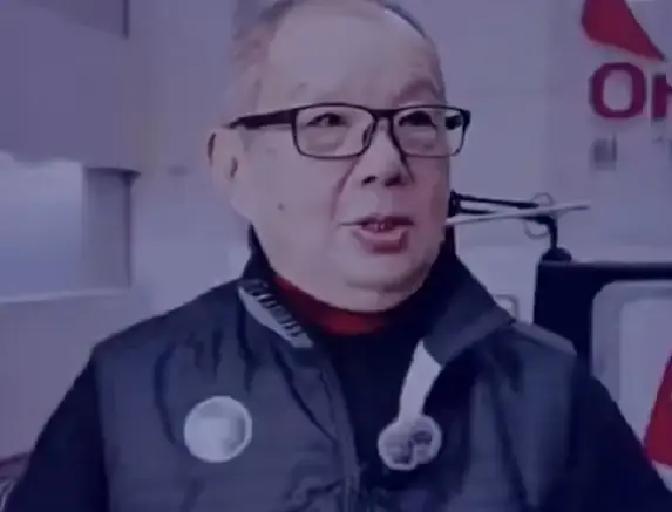 孙颖莎这就到瓶颈了？
很多人盯着那几个比赛数据，就觉得她进步的空间快被挤干了，可别把这当成什么衰落的信号。
业内那些看得深的老人心里都清楚，这哪是什么“天花板”，分明就是新一轮爆发前的蓄力期。
大家平时总爱说顶级选手到了这个阶段，上升曲线就得变平，这逻辑不假。但你看孙颖莎在赛场上那种处理球的韧