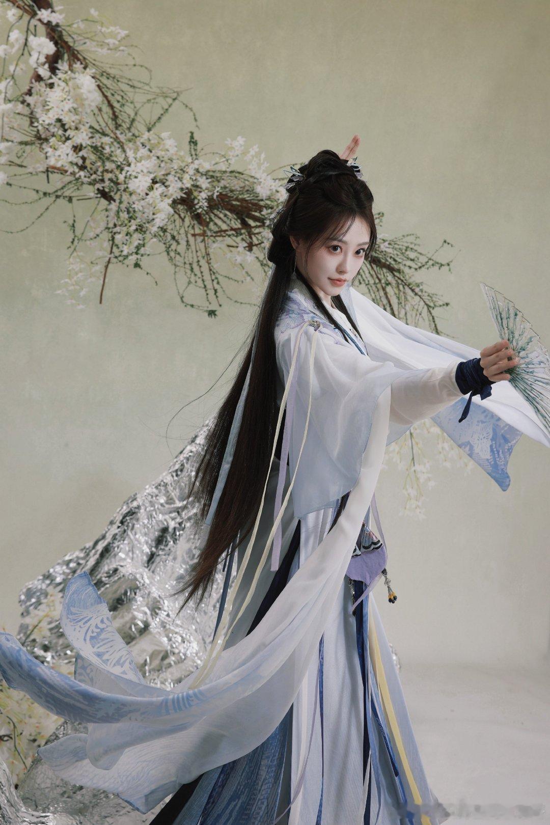#祝绪丹[超话]# [哇][哇]#祝绪丹平安喜乐#[哇][哇] #祝祝超级可爱# 
刷到她的古装图被美到💖眉眼如画自带仙气，要一直美呀🌸
​
