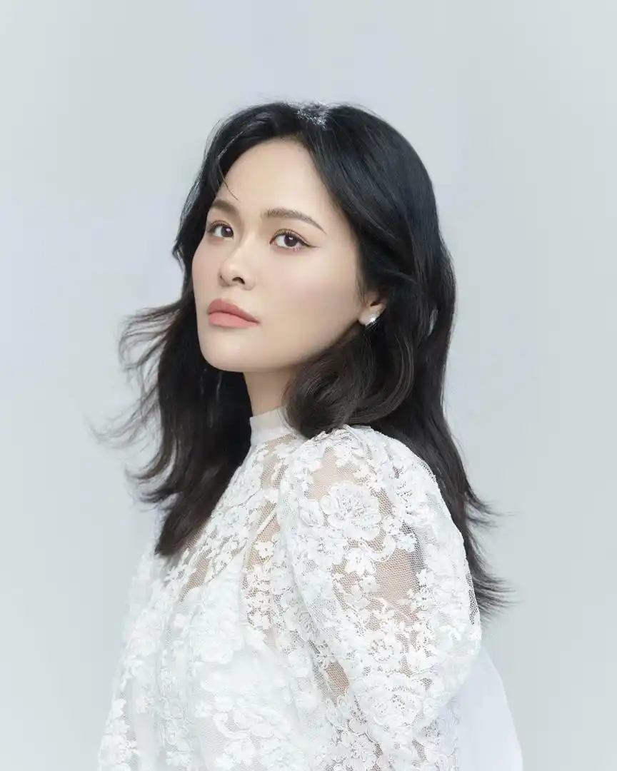女高音歌唱家龚爽因病离世，年仅37岁。

真的太让人唏嘘了，这个年纪正是民族歌唱家的黄金阶段，唱功成熟、舞台经验充足，正是出作品的时候，谁也没料到会这么突然。

之前就有好几场音乐会，她因为身体原因临时取消登台，当时不少观众还以为只是普通身体不适，谁都没往最坏的地方想。她拿过金钟奖金奖，在不少大型歌