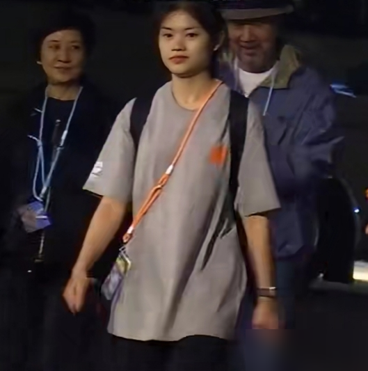 张国立邓婕往乌镇观众席一坐，旁边全是胡歌黄轩周冬雨，陈可辛吴君如也来了。
这哪是看戏，整个一排全是腕儿。
10月15号乌镇戏剧节开幕，大戏是德国名导奥斯特玛雅的《野鸭》，中国首演。台下比台上还热闹，有人直接说像电影节散场。
张国立戴着礼帽笑出一脸褶子，邓婕短发素净，俩人挨着坐，全程没怎么说话，