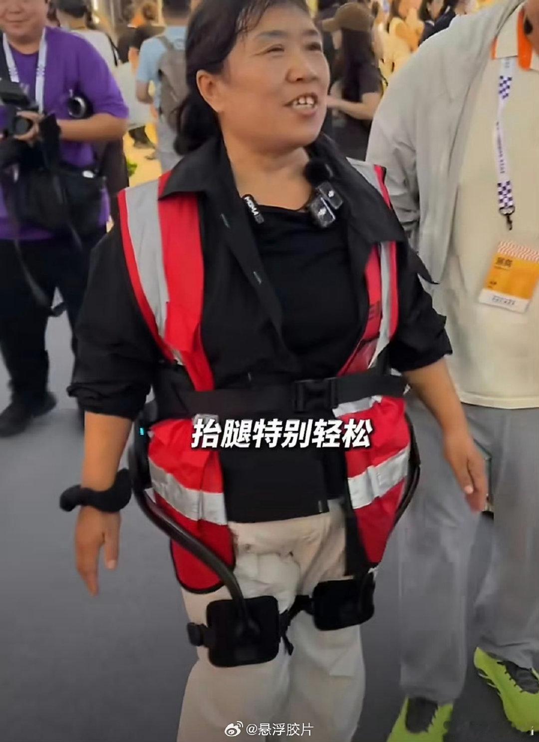 #97年女村长说农村是最需要AI的地方#河南97年女村长带老人打卡外滩大会，智能药箱提醒吃药、机器狗随行，科技温暖乡村留守老人。#河南97年女村长带村里老人勇闯外滩# ​