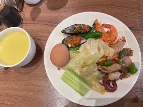 酒店早餐小锅米线成每日必点[good]绝绝子
还偶遇孙红雷 刘宇宁拍电视剧 原来开车的画面要拖车 20多人协作才能完成 长见识了[哈哈]
除此以外 还有加不完的班和看不完的监控[无聊] ​