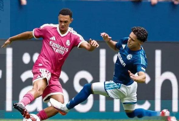 皇马友谊赛3-0沙尔克的另一面！姆巴佩6分钟破门但下半场被换下时面无表情、没有和教练组互动，穆帅也没看他——这两个细节说明磨合还在继续 #姆巴佩被换下##面无表情##磨合还在继续# ​