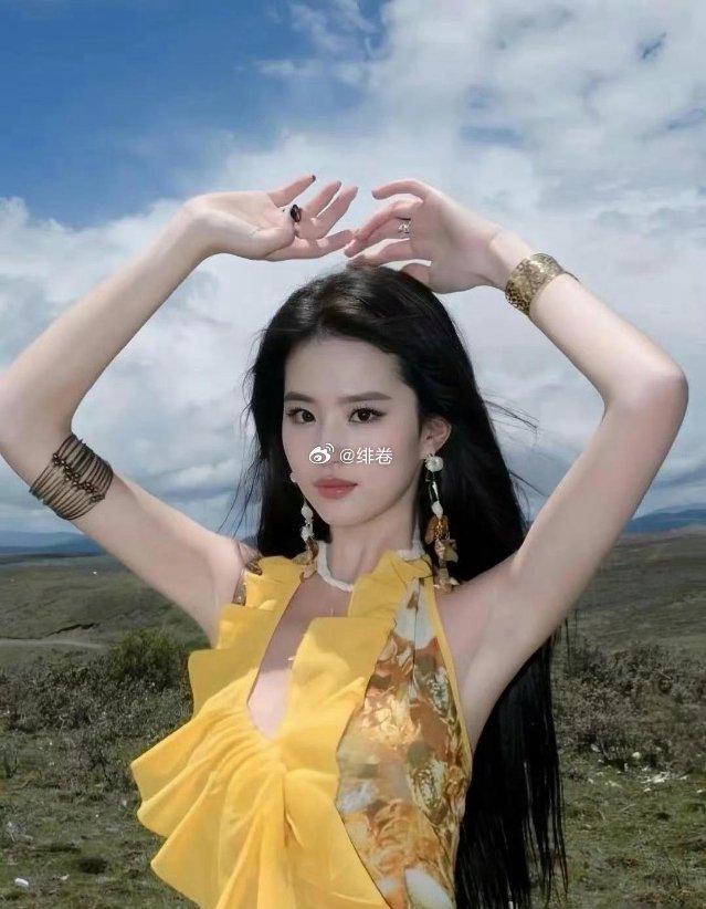 刘亦菲这身无敌了，白瘦美，眼神很有侵略性！ ​