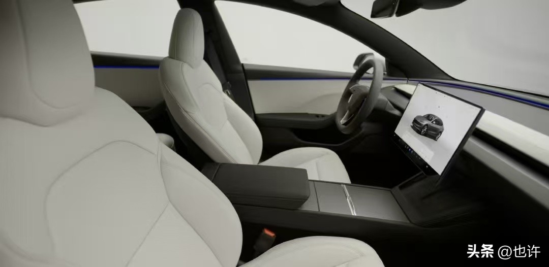 屏幕大一点，快乐更多一些。Model 3这次，还真把这话落地了。

全系现款在售车型，升级16英寸高清触摸屏，还能选浅灰色高级内饰，搭黑色织物顶棚。官方说，明暗之间，更有层次，更好玩，也更有格调。听着挺广告，但你坐进去试试，可能真会“哦”一声。

不就屏幕大点、内饰换个色吗？能有多大差别。后来想想，