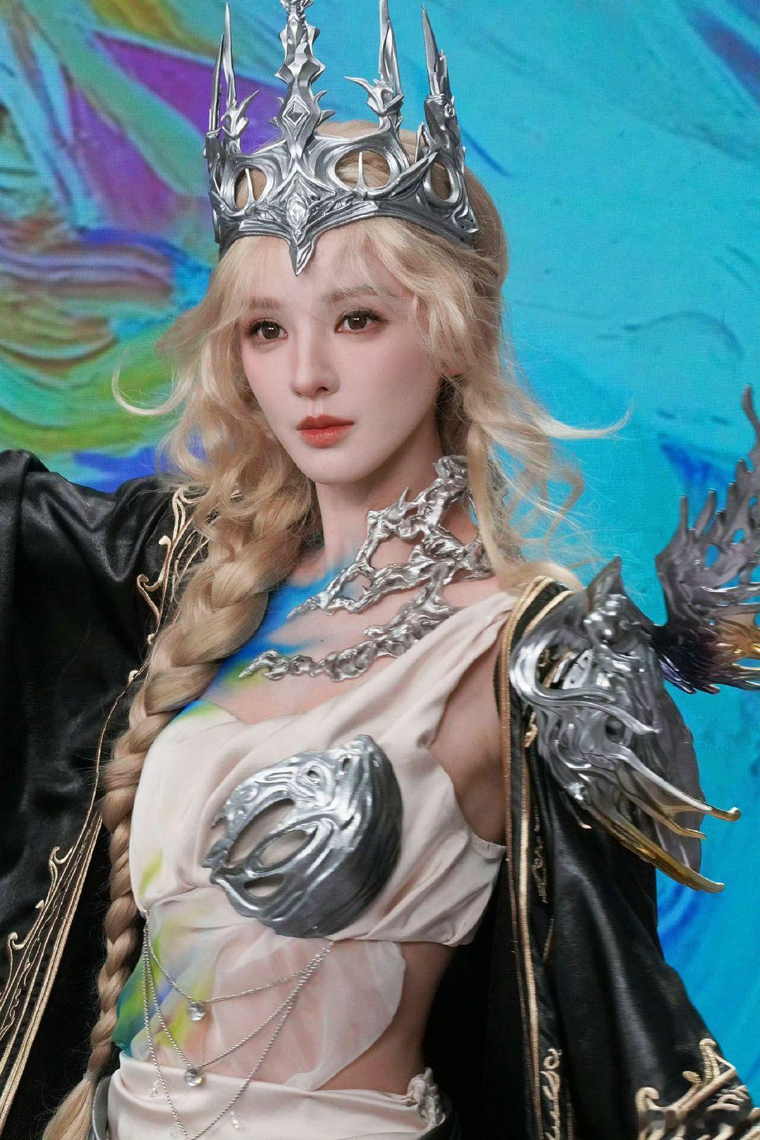 #张予曦[超话]# #张予曦罗莎莉娅cos# 超级美呀 ​