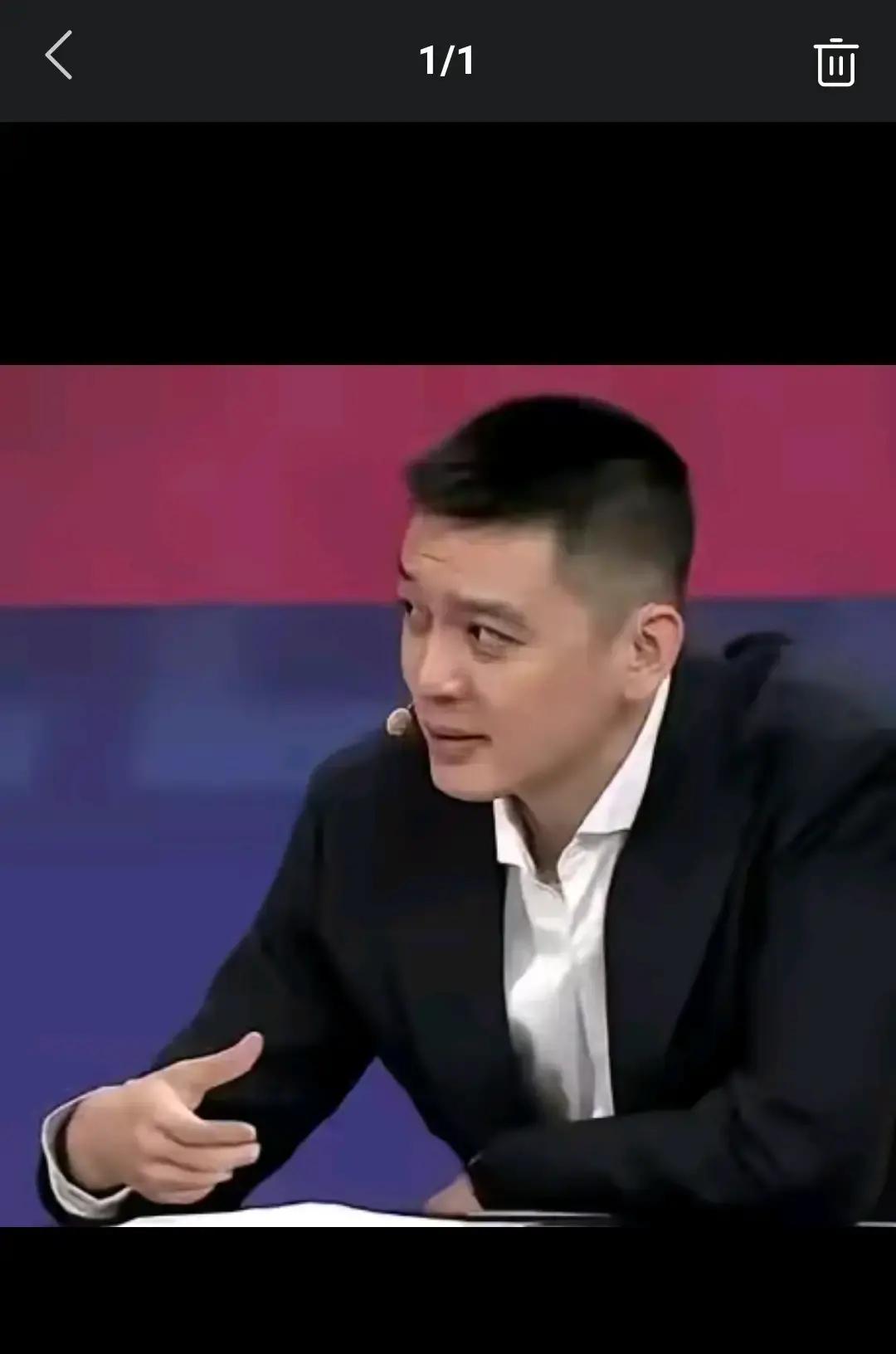换了新东家还能无缝衔接，30多岁的老将福格到底凭什么让杨鸣都忍不住公开竖大拇指？
很多外援换个码头就水土不服，数据断崖式下跌，甚至没打几场就得卷铺盖走人。
福格偏偏是个另类。
杨鸣聊起这位昔日爱徒，话里话外全是服气。在他看来，福格这把年纪刚换到一个新环境，没几天功夫就能把数据栏挨个填满，这份即