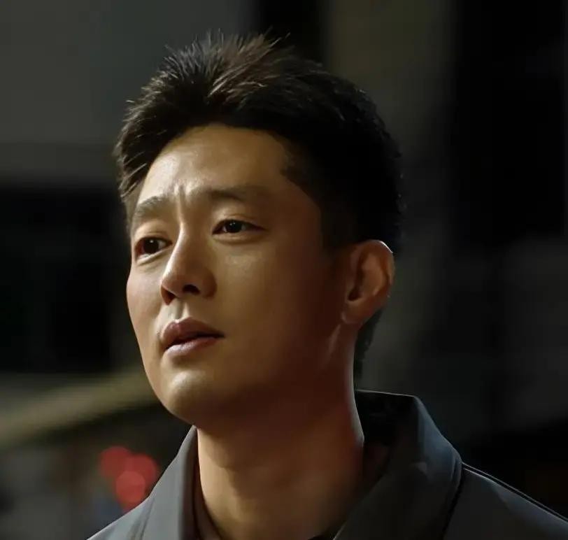 凌潇肃35岁那年拍《藏锋》演特警，老领导遇害那场戏，他张嘴飙出一口地道陕西方言。

全剧播完，这句方言是唯一一次。

观众盯着屏幕愣了，有人拖进度条确认三遍，怀疑自己声道切错了。有人去剧组官微下面问，这演员是不是情绪一上来就变方言，平复了又切回普通话，编剧到底有没有谱。

业内后期从业者出来说了实话