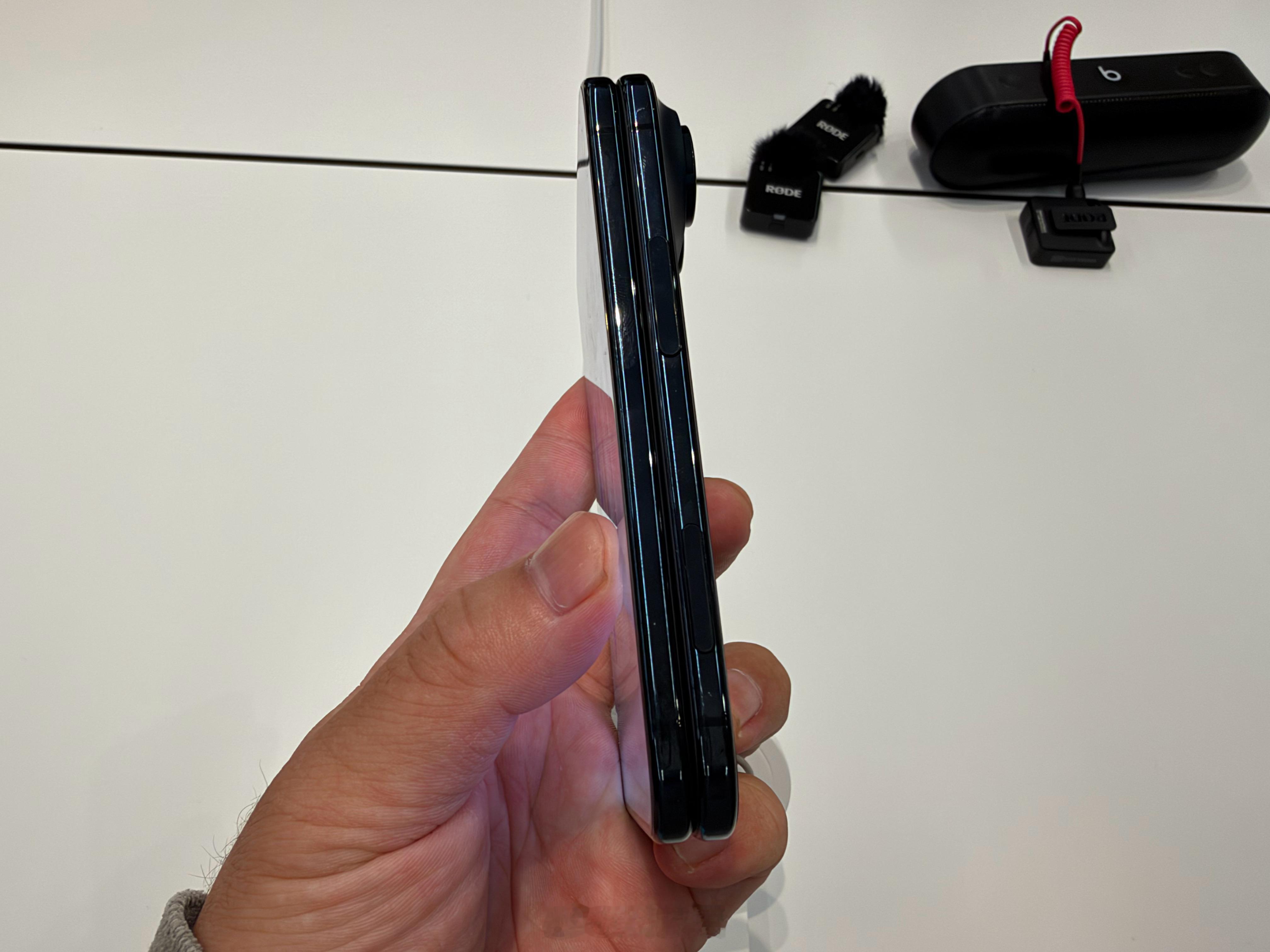 iPhone Duo真机，看起来做的不错，虽然摸着还是有折痕，屏下摄像头盯着看有点明显，做的挺好的，就是不能下载第三方App，app适配还需要时间 ​