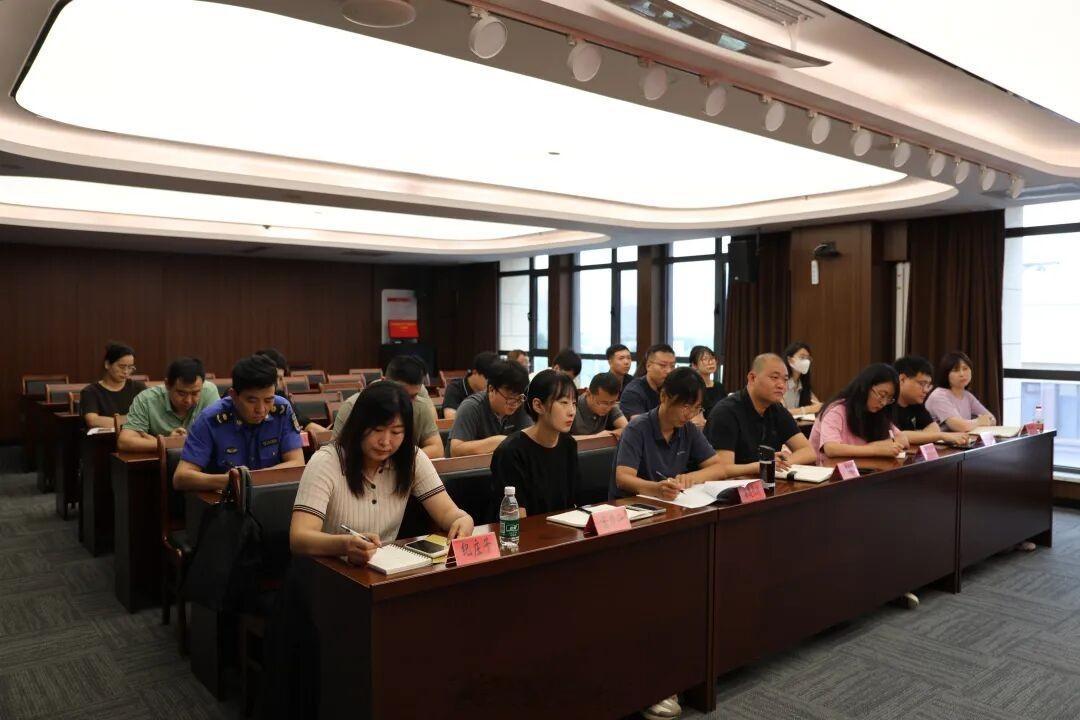 【津门湖街道召开安全生产网格化管理办法落实专题会 再部署再推动筑牢安全防线】#工作动态# 为深入落实安全生产“党政同责、一岗双责、齐抓共管、失职追责”工作要求，聚焦上半年安全生产工作暴露出的短板弱项，进一步补短板、强弱项，推动安全生产网格化管理落地见效，近日，津门湖街道召开《津门湖街 ​