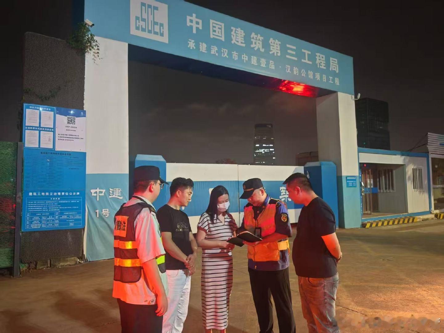 #东湖高新城管微新闻# “感谢城管工作人员连夜协调处置，帮我们彻底解决了长期困扰的渣土车夜间噪音问题！”近日，东湖高新区中建星光城一期居民通过市民热线送上表扬，对区城管局渣土中队快速响应、务实解难的工作态度表示认可。 ​