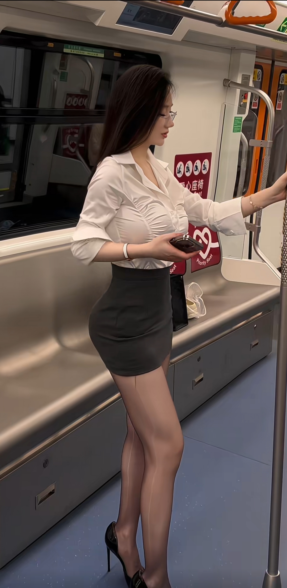 都市丽人通勤穿搭，优雅气质满满！地铁上一位穿着时尚的美女。