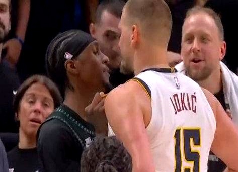 约基奇急了！直接从后场冲过来跟麦克丹尼尔斯理论，最后时刻还上空篮？  ...