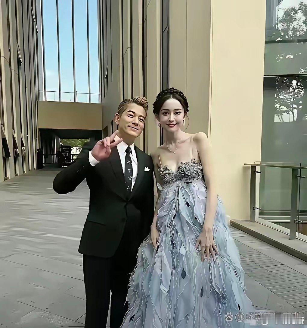 这位帅气的男士我认出来了是郭富城，身边的这位美女是谁呢？ ​