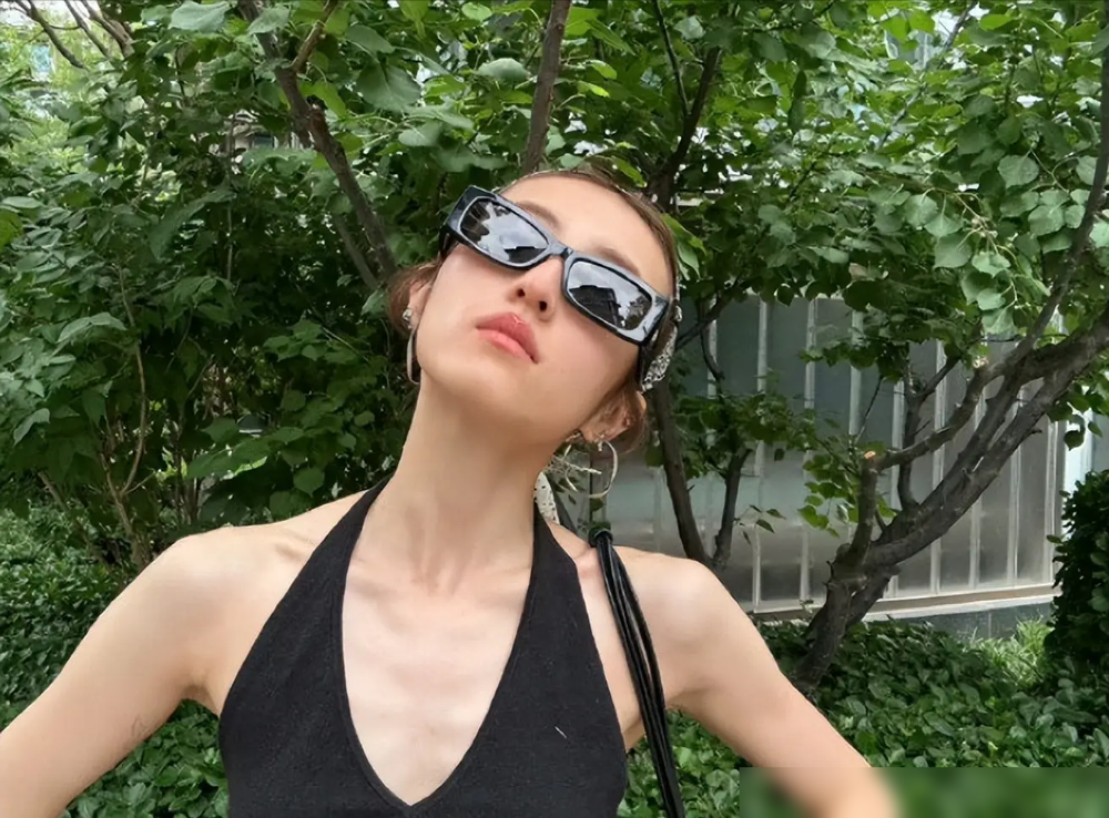张子枫瘦到80斤，路人生图把网友看傻了！
眼窝凹陷、法令纹明显，比官方精修图憔悴太多，有人说她丢了原来的少女感，还拿她和同场活动的林允比。
她自己已经回应了，这次瘦是为了两部新戏的角色，封闭训练三个月，每天四小时柔术拳击，控碳减重有专业团队盯着，助理说她吃得好也很开心。
BMI15.6确实低于