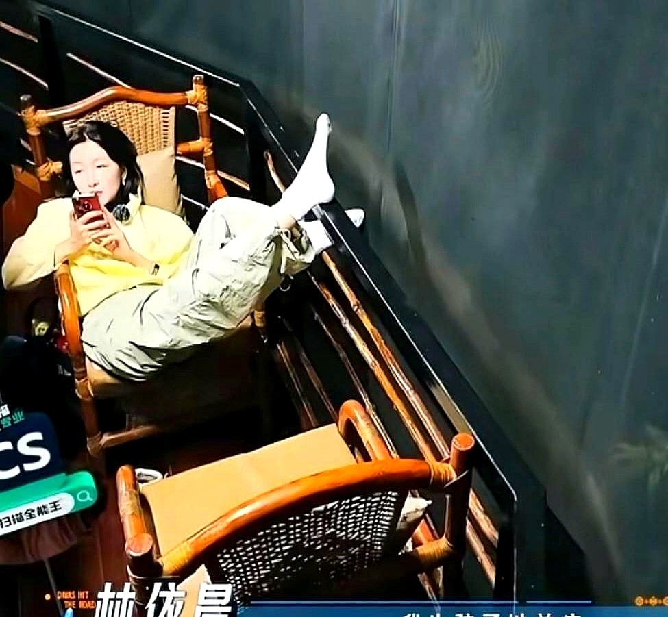 周冬雨聊到痛经，林依晨极自然地接了一句：“生个孩子，坐个月子就好了。”

三十出头的周冬雨当场愣住，满脸荒诞，话都不知道怎么接。

一个金马影后，一个刚拿电影节最佳女演员，同台聊身体，画风却割裂得像隔了几十年。生病找医生开药是常识，拿怀胎十月去赌概率极低的止痛偏方，把生育代价说得这么轻描淡写，可能真