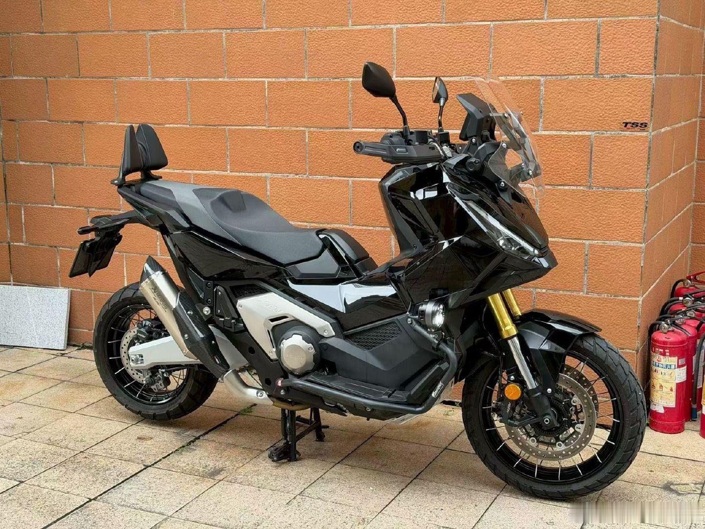 25款25年6月上牌 本田XADV750（墨石黑）一手户：仅仅行驶3000公里；全车车衣；萝卜护杠萝卜射灯；靠背；国产天蝎排气；新车品质  ​