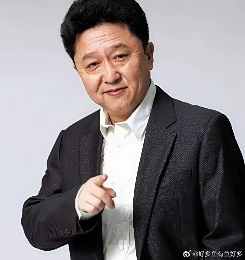 于谦曾谈到自己的朋友圈：“我攒了个局，开始定就10个，按年龄排，十兄弟老大是马未都，老五是我，老七是吴京。”
​​马未都放下茶杯，瞥了眼手机。“又催呢？”他问于谦。
​​“老七说他在路上了，堵车。”于谦把手机屏幕朝马未都晃了晃。
​​“让他别急。”马未都往后靠了靠，“咱俩先聊会儿。”
 ​