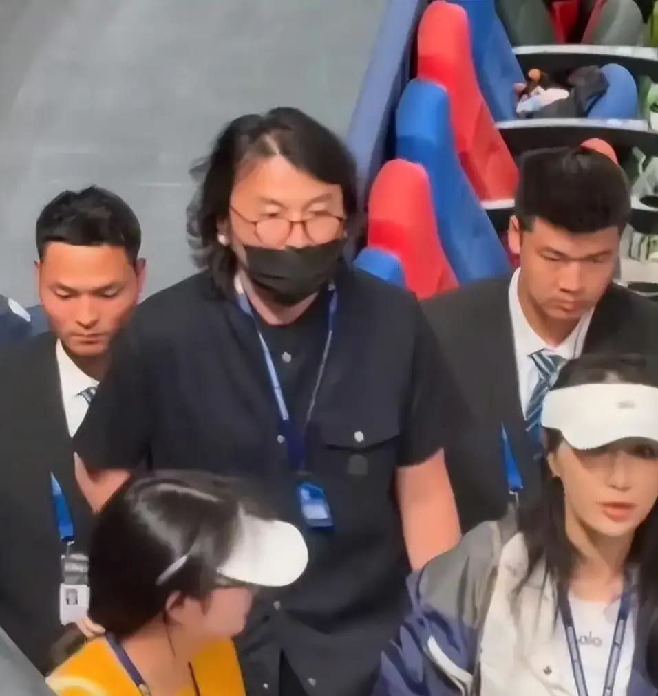 雷佳音敢把手机一关半年不进组任由肚子发福，但同咖位的女演员如果真敢这么歇，回来可能连桌子都上不去了。
同样是挂着“休假”的牌子，杨紫所谓的空档期，红毯、站台、商务拍摄一个没落下，通告单排得比在剧组时还密。
雷佳音就完全是另一种活法。
说不接戏就真的人间蒸发大半年，既不维持身材也不在乎曝光，任由