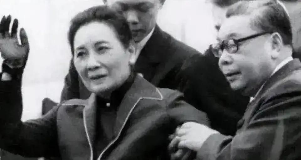 1975年，蒋介石刚去世，宋美龄就想夺权利。谁知，比她仅仅小12岁的蒋经国，在葬礼上仅说了一句话，就逼得宋美龄连夜逃往美国……
灵堂里的香火气还没散，宋美龄已经感到了空气中的寒意。她所说的“夺权利”，并非要直接坐上那个最高的位置，而是要保住自己作为“第一夫人”在国民党内的影响力与话语权。蒋介石晚年身