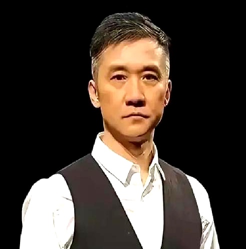 当年何音演琼瑶剧火遍全国，黄志忠还在剧组跑龙套，女强男弱熬了整整十三年，何音把重心退回家庭带孩子，一步一步陪着丈夫熬成了大器晚成
 

讽刺的是，2011年黄志忠凭着《人间正道是沧桑》把白玉兰、飞天奖大奖拿了个遍，正处在男演员最风光的节骨眼上，两人的婚姻却彻底散了
 

坊间传言黄志忠拎着一个箱子净