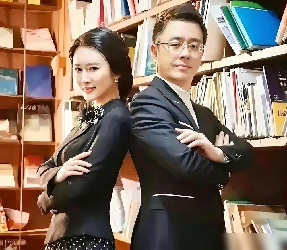 75岁张纪中瘫在东京希尔顿大堂刷手机，小31岁老婆杜星霖坐半米外，全程零交流。
路人拍下的画面里，俩人像拼桌的陌生人。一个刷短视频，一个看指甲，中间隔着的半米，比东京塔还远。
可一回国开直播，画风突变。杜星霖笑盈盈宣布，还要继续生，目标是给“龙珠”添个弟弟。张纪中在旁边点头，像台设定好程序的机器