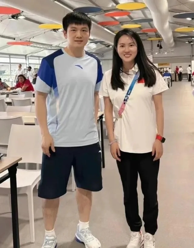与陈若琳恋爱真相大白！

樊振东德国近况曝光，首次直面大众谈及退役话题与心底心愿。
 
仅仅几次大型活动的合影，就被网友强行拼凑成CP，各种故事越编越离谱，常年对两个人造成无谓的困扰。两位运动员的工作生活圈子完全不一样，私下几乎没有来往。
 
远赴德国联赛之后，樊振东整个人的状态肉眼可见松弛下来。不