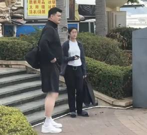 16岁姚明女儿身高190+，撞脸吴京