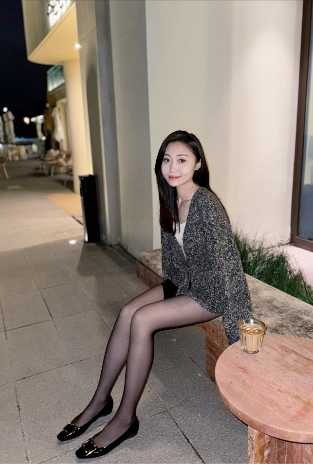 绝了！齐彤彤黑丝美腿照疯传，海边侧颜神似景甜，鹿晗看了都点赞