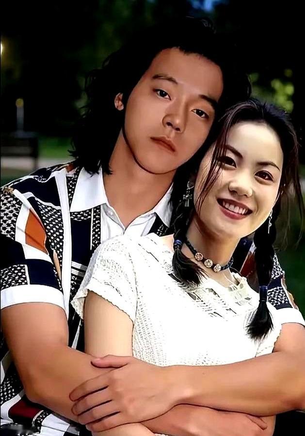 当年窦唯突然扔下话筒走人，根本不是啥音乐理念不合，而是兄弟间的窗户纸被捅破了。

1991年黑豹乐队正处巅峰，窦唯却决绝离队。王菲、窦唯、栾树，几人的恩怨交织，直接掀翻了这支顶尖乐队的牌桌。

走后的窦唯死守承诺，几十年没唱过一句黑豹的歌。接手主唱的栾树后来干脆放下吉他，跨上马背，拼回个全运会马术冠