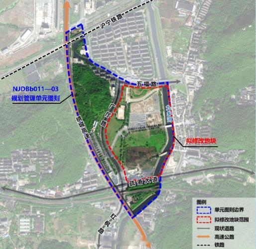 关于去栖霞山走哪个地铁出口的问题，简单说一下。官方引导的是1号口，沿着栖霞大道走到栖霞古镇南门，路况很好。只是不够宽，红枫节的时候，可能会影响机动车通行，到时交通组织得下功夫了。为什么要往1号口引导？毕竟有网友实测2号口更快。因为2号口出来那条路是临时道路，下雨天比较难走。为什么说临时？未来，或者可能也不远了，九乡河往西这个广厅地块还要开发的，面积比栖霞古镇还要大。具体规划大家看图，整体设计会和地铁站无缝衔接，不像现在有一种距离感。今年的红枫节，值得期待！栖霞山 南京·栖霞古镇