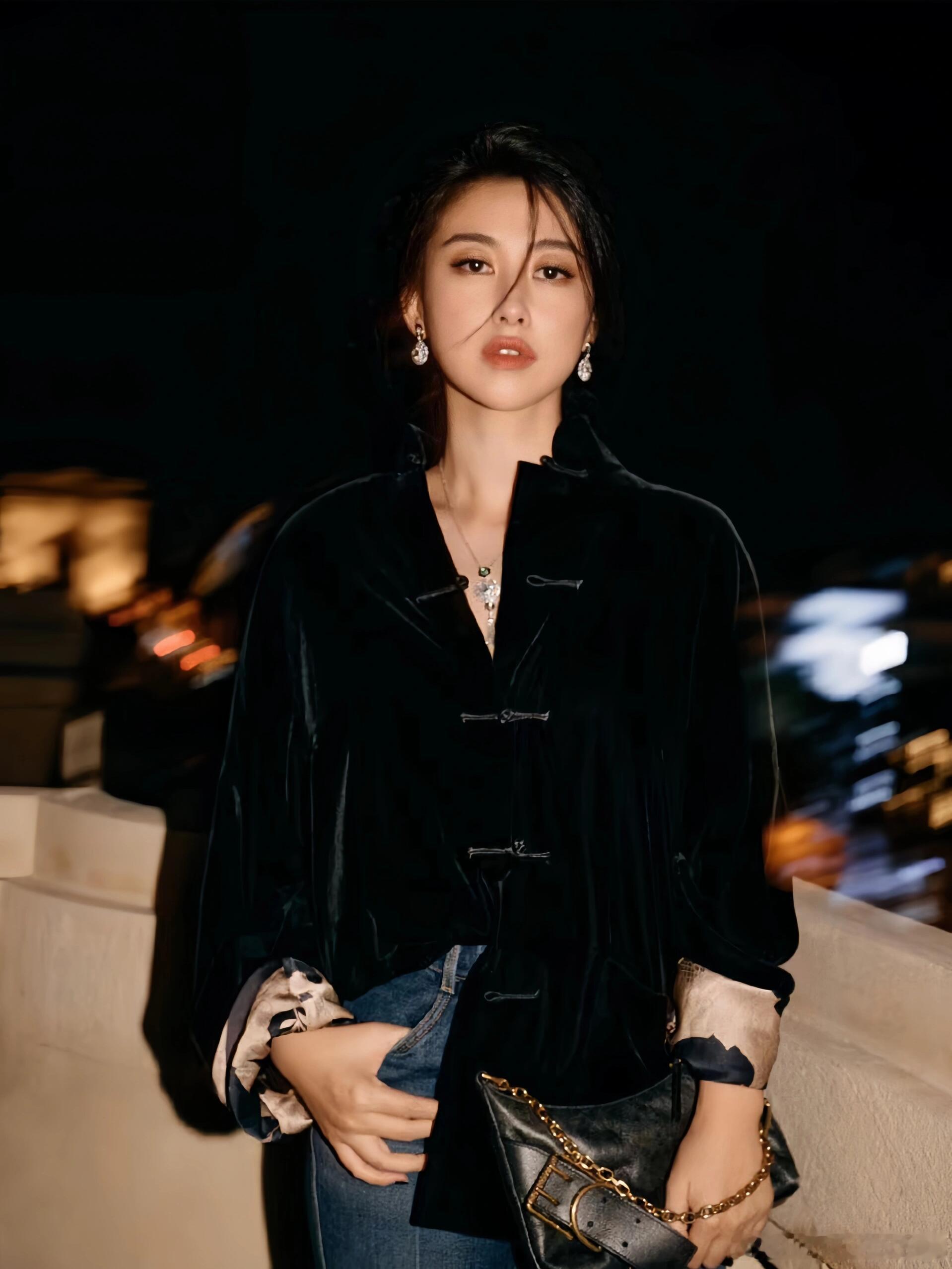 内地的女星的中式穿搭，其中代表人物倪妮 杨幂、赵丽颖、朱珠。她们都是衣品穿搭非常有自己风格的女星。看多了欧美的随性 慵懒，韩国的年轻时尚，某国的优雅知性，蕞终我们自己具有文化底蕴的服装，蕞终在时尚界大放异彩，好喜欢冬日的中式氛围🎋 可以温婉优雅，也可以矜贵清冷～ #冬季穿搭##新中式# ​