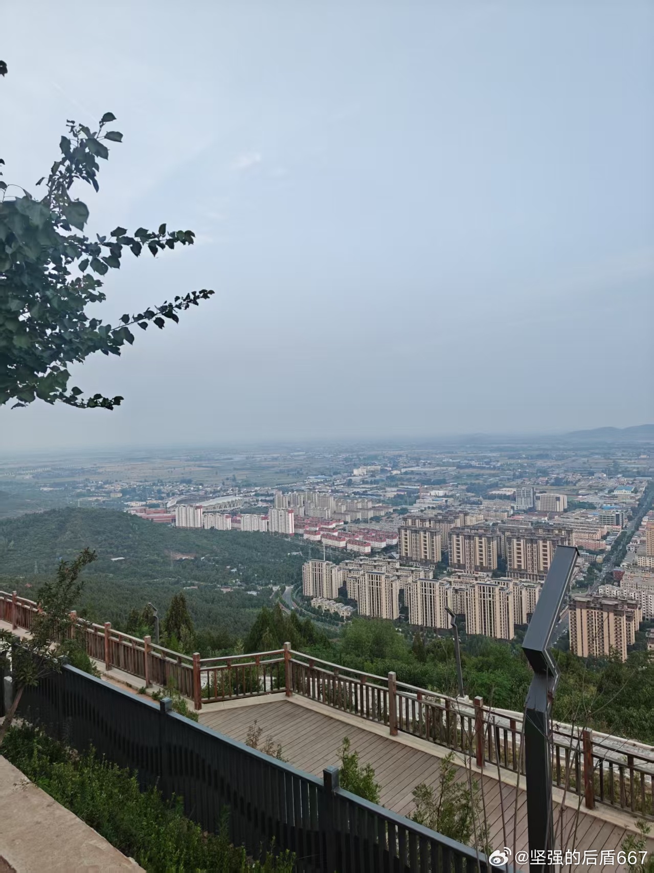 #深蓝车友会# 
夏天那股闷热劲儿总算过去了，秋风一吹浑身都舒坦。开上俺的深蓝 S05，不用跑远，就在咱枣庄家门口的山野，赴一场秋日的约会。
从家里动身出发，直奔近郊露营的好去处。在城区道路行驶的时候，这车跑起来安安静静，平顺度没得说，方向盘握着轻巧灵活，早晚高峰车流里来回穿插，操控顺手 ​