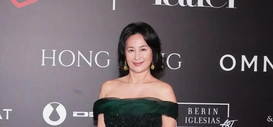 赌王女儿被追债2000万，对方一分没拿到反被判要掏全部诉讼费，法院还给她划了30米安全距离
被告陈芃余自始至终没有向法庭存档一份抗辩文件，却曾在聆讯中当庭质疑何超琼的签名系伪造、誓章日期对不上。法官周昭雯最终认定这些质疑“没有任何证据支持”，9月30日正式颁下永久禁制令。
缺席抗辩等于自动放弃举证权