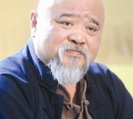 68岁老演员在街边烤串，一串喊50？旁边人一听，直呼天价。
那天傍晚，李琦支起炉子，羊肉串滋滋冒油。有人认出他，问价。他擦把汗，笑呵呵：别人五块，我五十。
这话听着像宰客，可了解他的人知道，这老头多半是在逗闷子。

他年轻时考进陕西人艺，后来赶上演出不景气，喂猪、理发、木匠都干过，还考过厨师证。三十