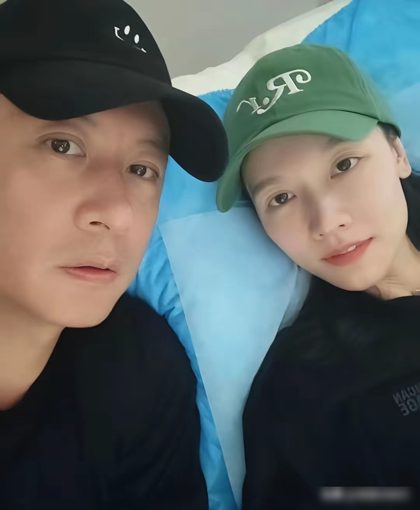 孙骁骁挺着二胎肚子做四维，任重全程跟到诊室门口，手里拎着水杯和外套，眼睛没离开过她。
当初2019年两人因话剧结缘，全网没一个看好的，骂声比祝福多十倍，俩人愣是一句没回。
2022年网友偶遇试婚纱，2023年大女儿出生，任重直接把家搬去重庆，就为离岳父母近。
2026年8月20日官宣二胎，10