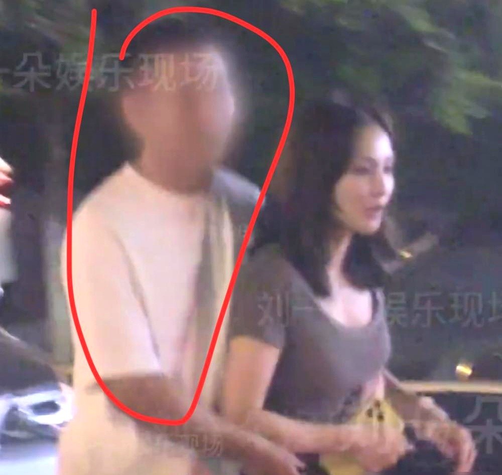 彭小苒坐进寸头男友的宾利车里官宣恋情，评论区却被另一个男人的名字淹没了。

点开评论，满屏都在刷陈星旭。当年那部《东宫》虐得人肝疼，观众总盼着两人在现实里发糖。其实回头看当年的杀青采访，两人字字句句都在聊角色和档期，眼神里全是职业演员的清醒。

戏一播完，一个扎进剧组，一个转战综艺，连一次同框都没凑