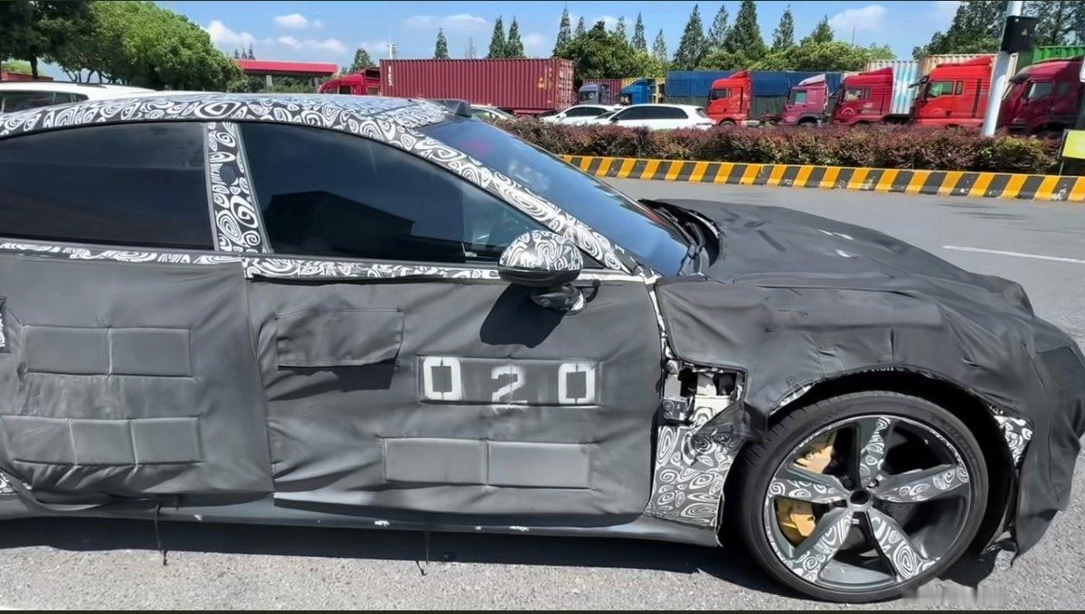小米SU7 L  ？？？

#小米汽车[超话]# ​