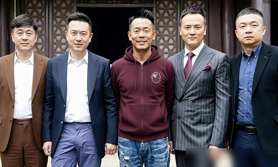 瞧这张照片，能全认出来的，才是真电视儿童。除了何冰、张嘉译、孙浩，剩下仨脸熟得抓心挠肝，就是叫不出名儿。
张嘉译演白嘉轩，腰一弯那就是族长本人。何冰的鹿子霖，那股子精明算计，隔着屏幕都闻得见。最绝的是孙浩，唱歌的跑去演杨排长，那股飞扬跋扈的欠揍劲儿，跟俩戏骨对戏愣没掉地上。
这就是《白鹿原》的底