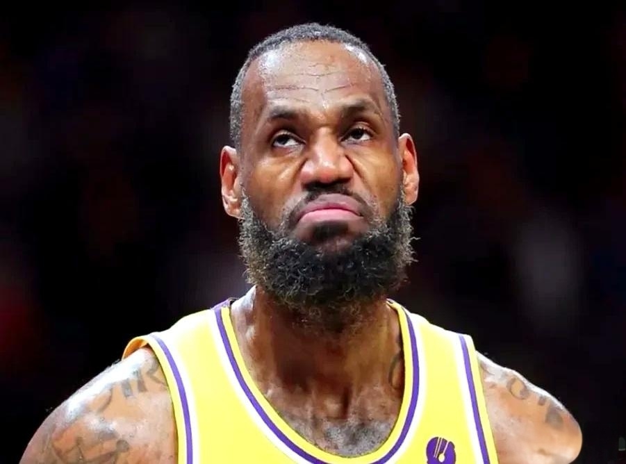 承认吧！NBA史上最难破的十大纪录来了：
1.乔丹：6冠+6FMVP，总决赛从未抢七
2.勇士：常规赛73胜9负
3.库里：单赛季402记三分
4.詹姆斯：生涯40000+得分、10000+篮板、10000+助攻
5.张伯伦：单场53分32板14助11断24帽
6.邓肯：连续19年进季后赛
7.乔丹