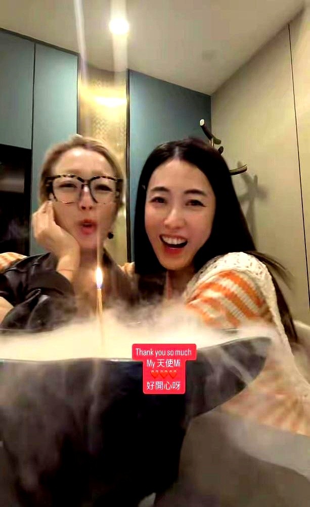 百亿阔太甘比过47岁生日，没有名媛圈的珠光宝气，反倒是一个素颜女人抢了镜。

照片里，乐坛天后郑秀文搂着甘比，两人连底妆都没打。郑秀文配文只写了四个字：我的天使。

这段十几年的交情，藏在一个细节里。当年两人上街发口罩，郑秀文为了照顾甘比，合影时硬是把双腿撇开，膝盖往下压了压。

甘比开毛线店，郑秀
