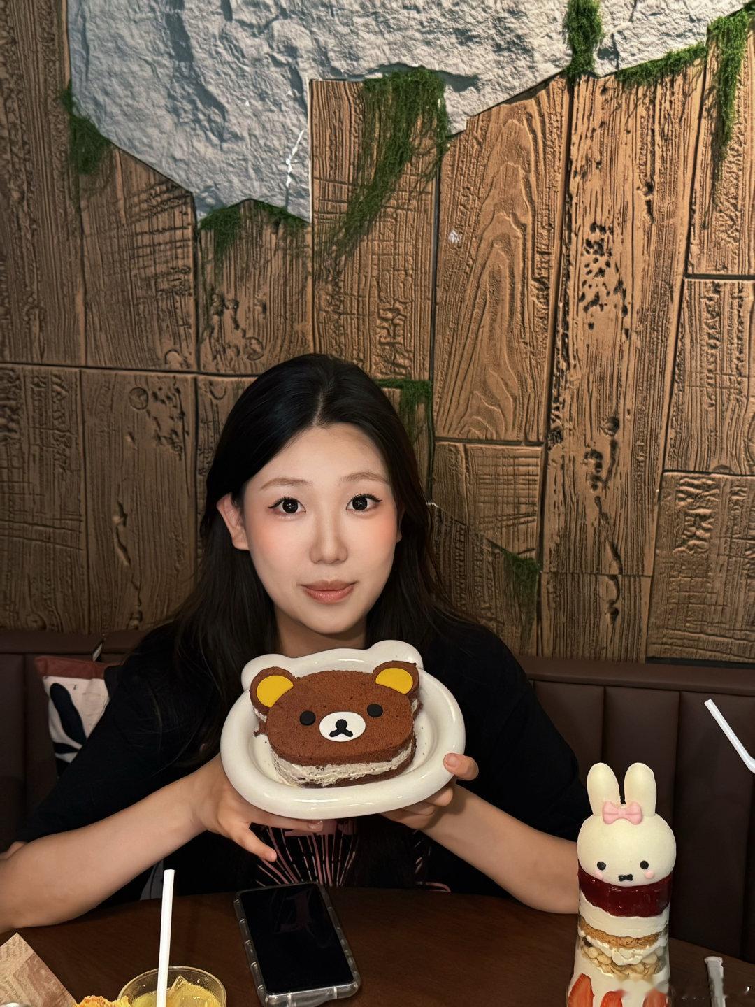 和刘禹彤女士 ​