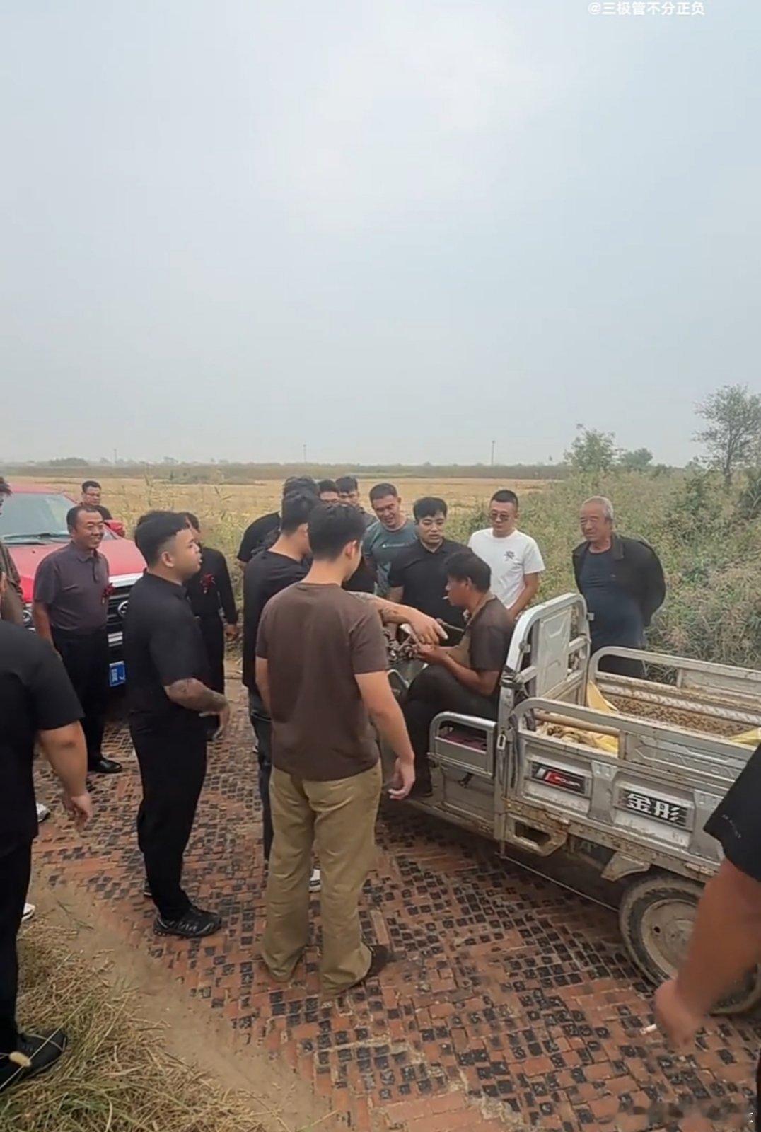 莫让讨喜变“劫喜”，拦婚车索物陋习该刹车
 
9月20日，河北沧州盐山县刘武庄子村附近，一支迎亲车队在路上遭遇意外插曲：一名男子骑着三轮车迎面将婚车拦下，以讨喜为名索要喜烟。事主主动递上几包香烟，却没能满足对方要求，男子执意索要一整条香烟，扬言不给便不让车队通行。几经周旋，事主拿出大半 ​