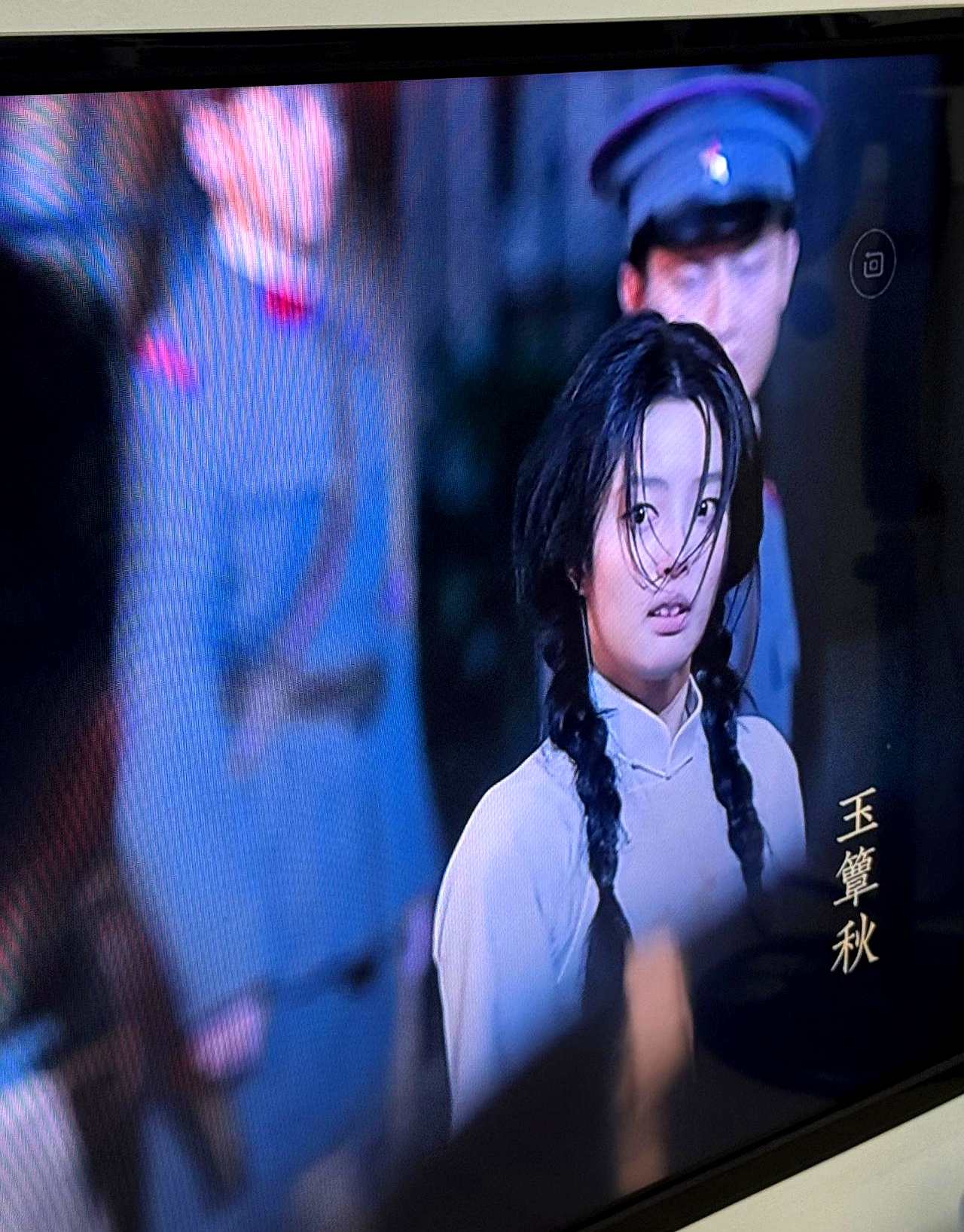 奔着丞磊去追新剧《玉簟秋》，结果不到两集就让人忍不住直呼要命，直接果断弃剧。
 

男主演技在线，台词清亮，痞帅的外形撑起了全场唯一的看点。
 

反观女主的表现却一言难尽，台词像是一个字一个字硬生生挤出来的，毫无情绪起伏。
 

更离谱的是离奇的剧情，前脚刚在热闹的歌厅上演枪杀，后脚部队训练直接变