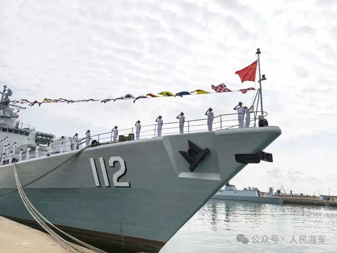 8月28日，青岛某军港码头，北部战区海军某支队举行112舰（舰名：哈尔滨舰）退役仪式……
曾经的“中华第一舰”正式退役，舷号112将由更加先进的国产驱逐舰继承，中国人民解放军海军将站上更高台阶。
截至目前，中国海军无垂发驱逐舰还剩5艘了。 
（图片来自网络，侵删）