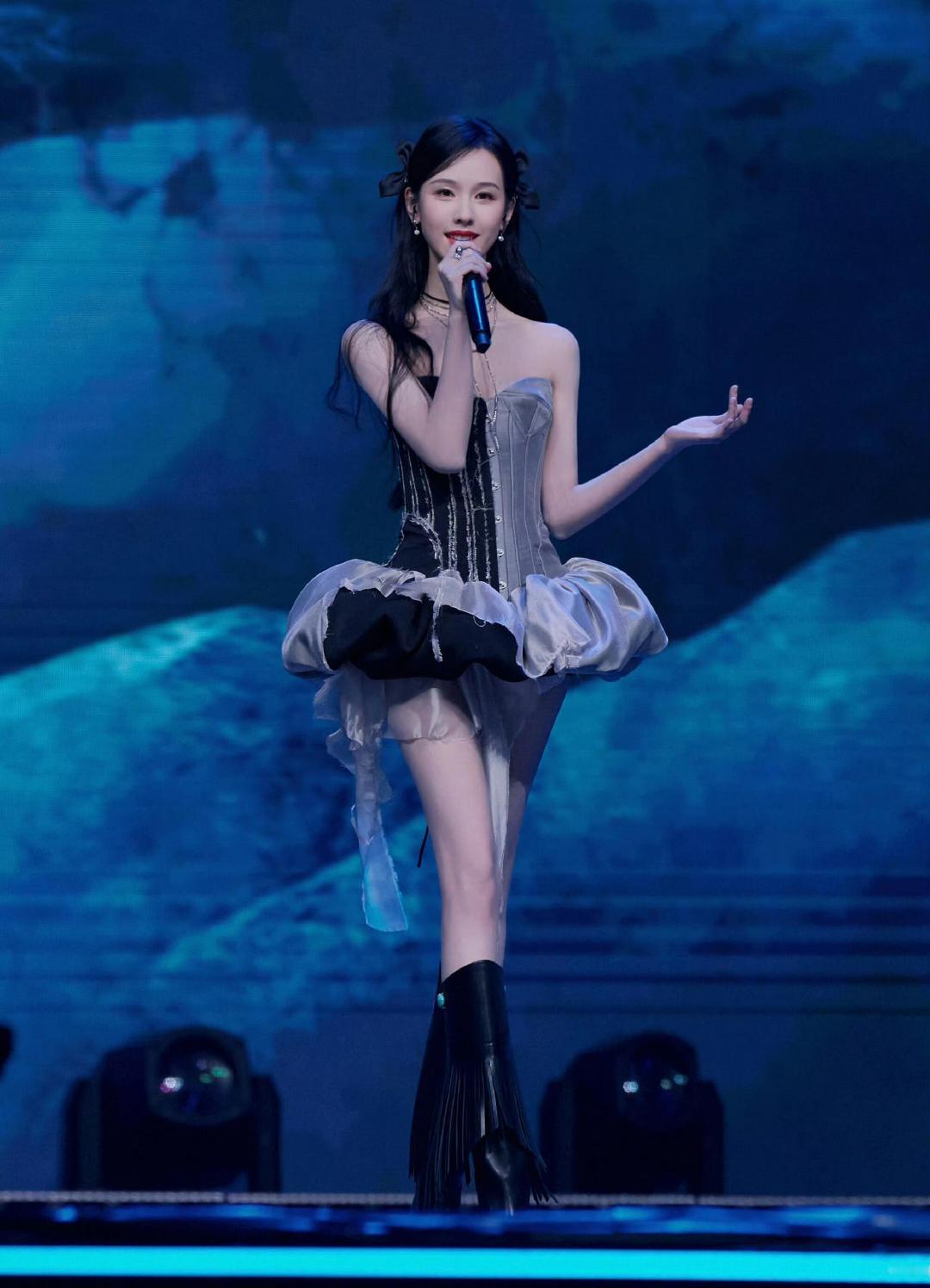 #Jisoo陈都灵winter朴志效撞衫# 撞衫但完全不撞气质！不管是内娱还是韩娱，每个人结合自身长相气质穿出独属于自己的味道，看来美女的眼光都是相似的[酷][点赞] ​